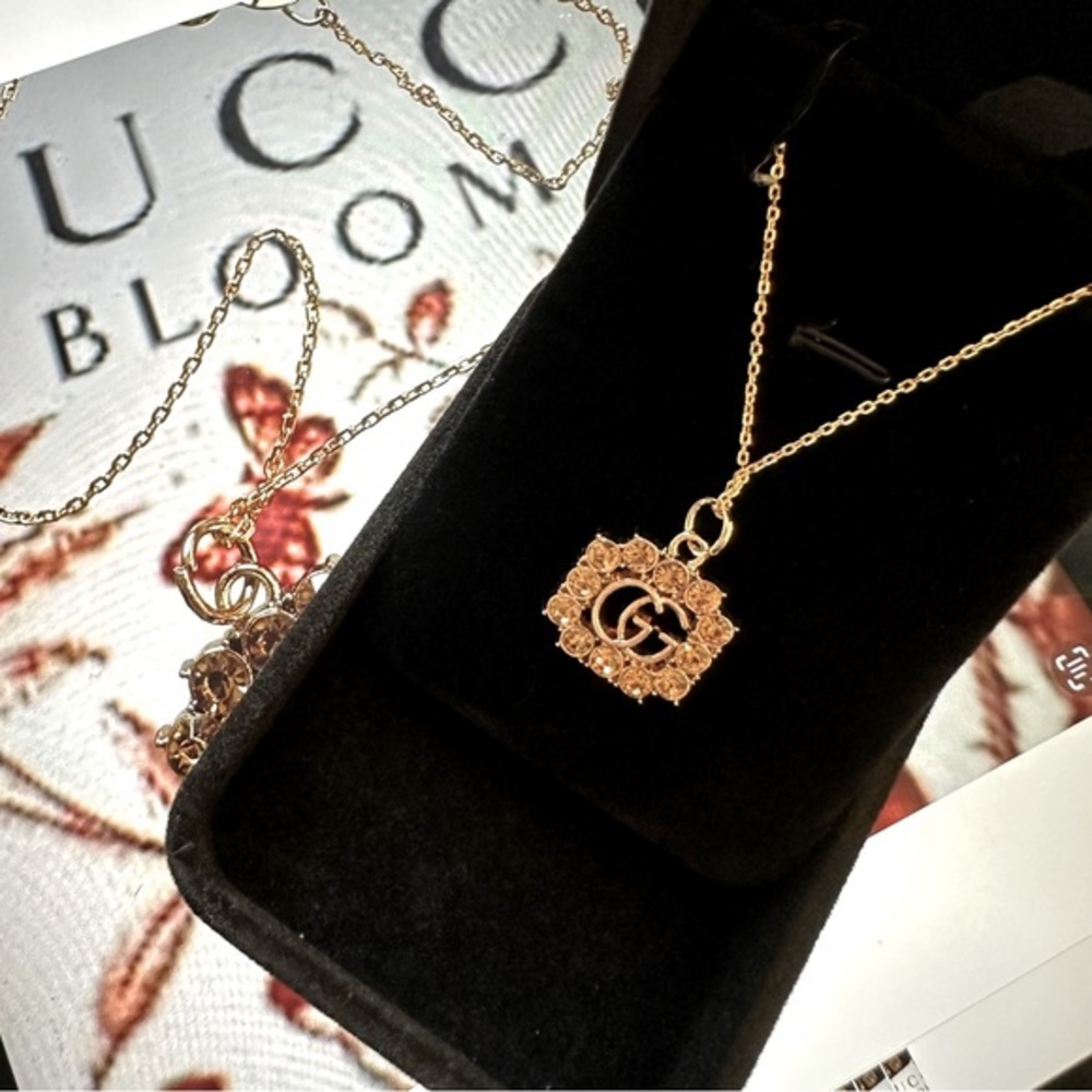 Gucci Gold Tone Metal And Crystal Zipper Pull Charm On Unbranded Chain
